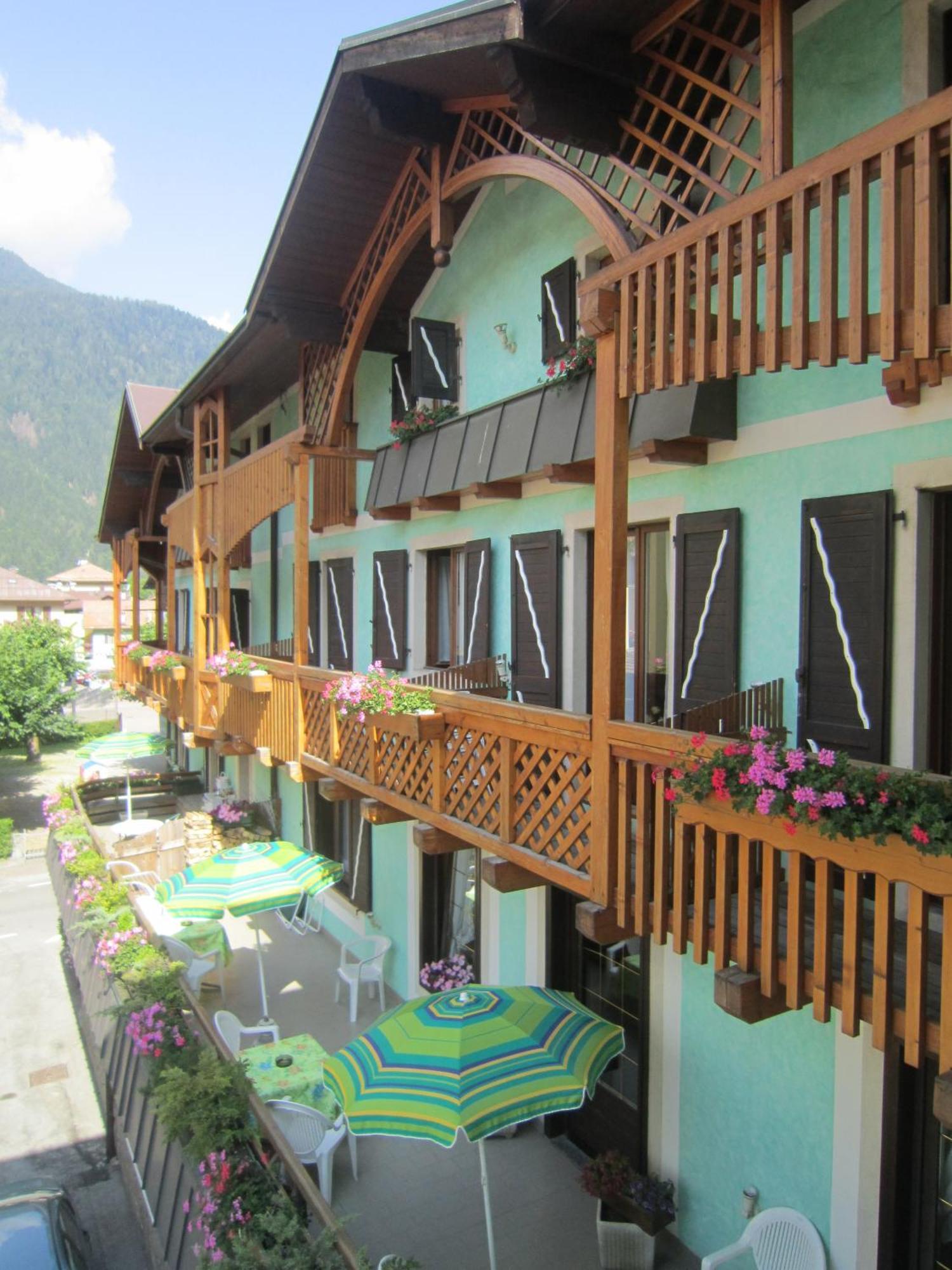 Hotel Alpina ピンツォーロ エクステリア 写真