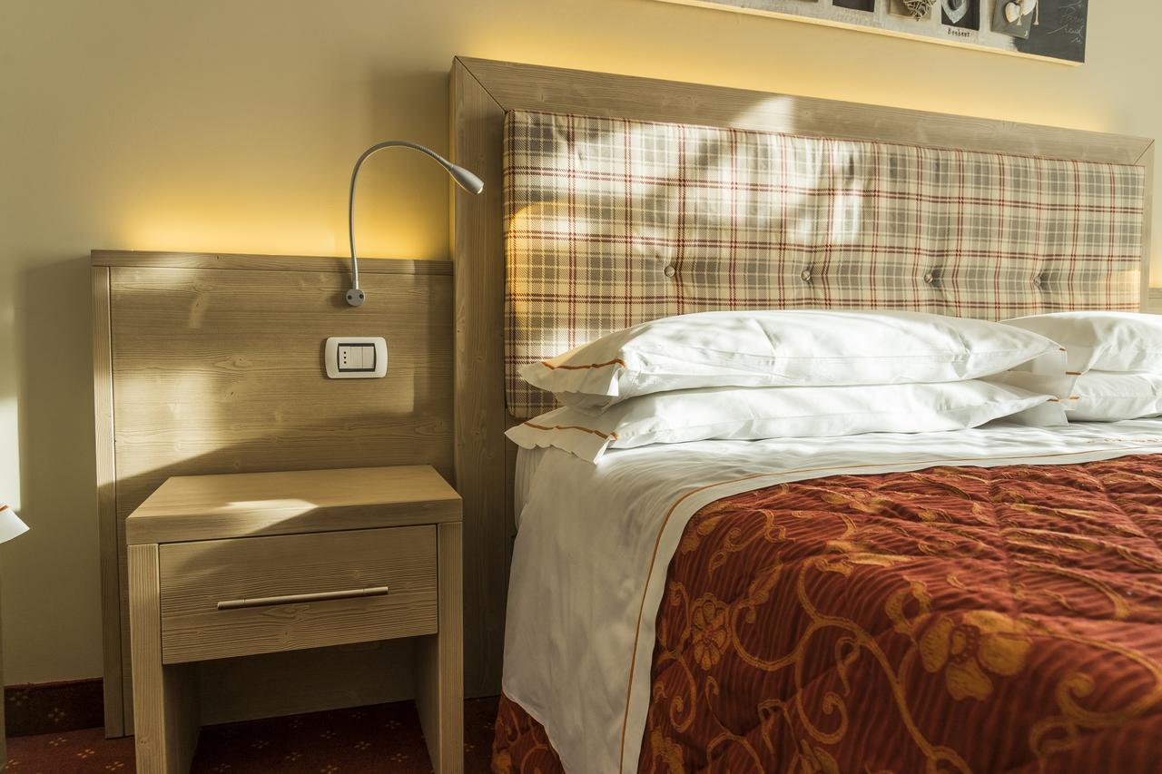 Hotel Alpina ピンツォーロ エクステリア 写真